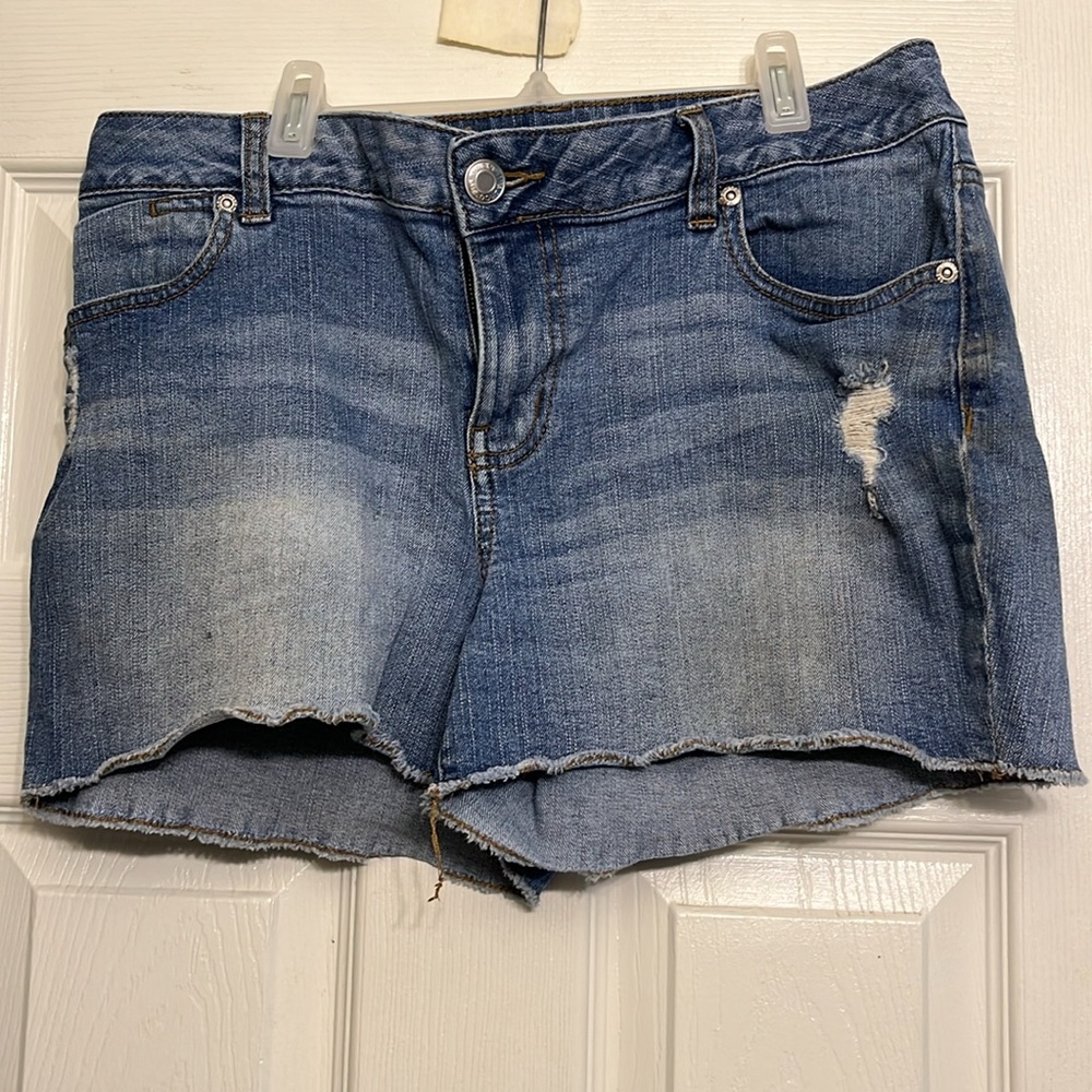 Maurices size 12 blue denim shorts slightly distressed stretch - Picture 8 of 10